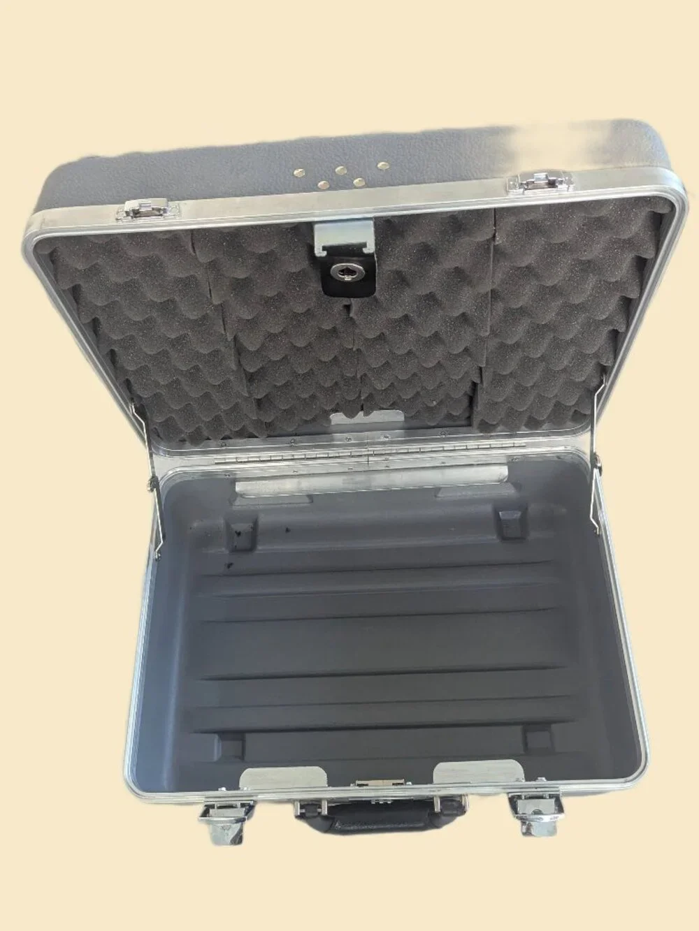 Vintage Hardshell - Combo Lock case - with inside padding